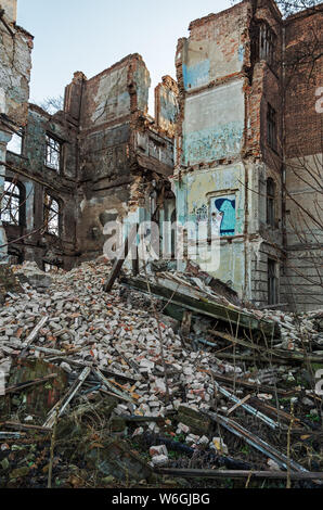 Résidentiel ancien bâtiment de plusieurs étages détruit lors de bombardements Banque D'Images