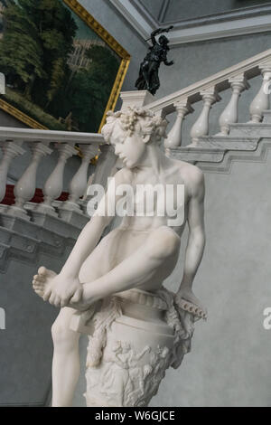 BERLIN, ALLEMAGNE - 26 septembre 2018 : "Garçon dépose Thorn' statue, faite par le sculpteur allemand, peintre et écrivain Gustav Eberlein et situé à l'intérieur Banque D'Images