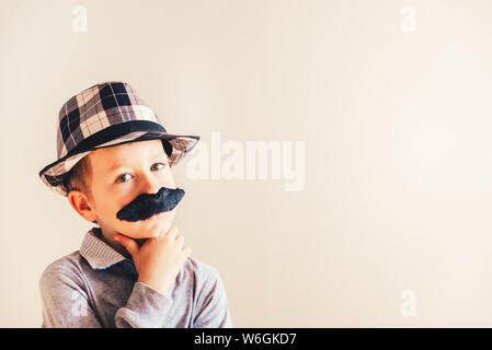 Enfant avec moustache isolé sur blanc. Banque D'Images