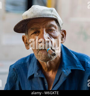 Portrait of a senior man fumer un cigare cubain, à La Havane, Cuba Banque D'Images