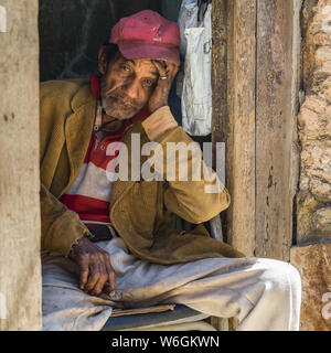 Portrait of a senior man avec un cigare cubain, à La Havane, Cuba Banque D'Images