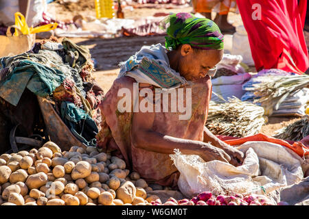 Femme éthiopienne qui vend des pommes de terre sur le marché hebdomadaire; Abreha We Atsbeha, Tigray, Ethiopie Banque D'Images
