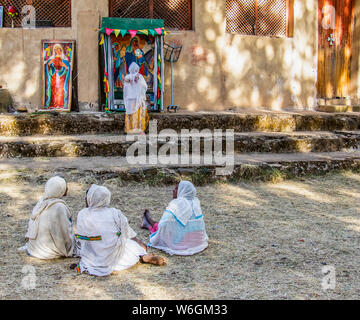 Les femmes éthiopiennes priant par Kuskuam ; Église Gondar, région d'Amhara, en Éthiopie Banque D'Images