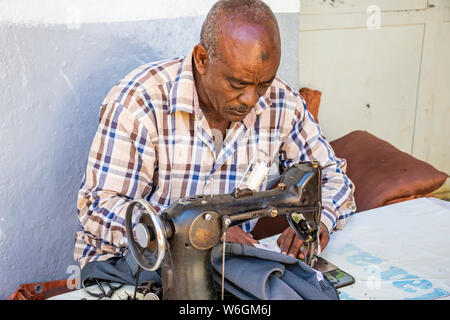 Adapter sur une machine à coudre vintage à Harar Jugol, la ville historique fortifiée, Harar, Éthiopie, région Harari Banque D'Images