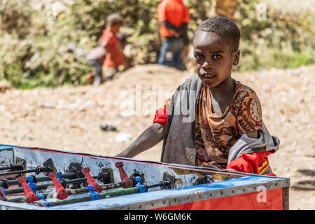 Boy playing table football éthiopien, le koka (lac réservoir Gelila) ; la région d'Oromia, en Éthiopie Banque D'Images