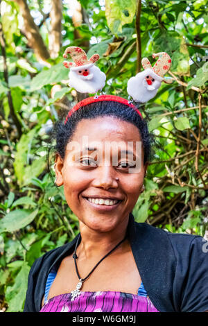 Femme éthiopienne portant un bandeau de Noël, Lac Tana, région d'Amhara, en Éthiopie Banque D'Images