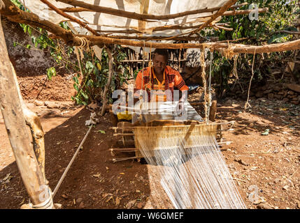 Homme Konso sur son tissu tissage loom ; Carat-Konso, Nationalités et Peuples du Sud, l'Éthiopie Région' Banque D'Images