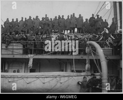 [Célèbre] African American Regiment arrive à la maison de France. [La] 369e d'infanterie de New York (vieux 15t . . . ; Portée et contenu : la légende complète pour ce poste est le suivant : [célèbre] African American Regiment arrive à la maison de France. [La] 369e d'infanterie de New York (ancien 15e) de [African American] à l'écoute de leurs troupes band jouer sa dernière chanson avant l'écorçage à Hoboken, New Jersey. Banque D'Images