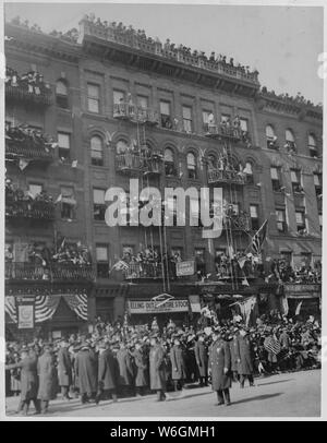 Célèbre New York [retour] des soldats afro-américains à la maison. Hâte foule rassemblée dans les rues, fi . . . ; Portée et contenu : la légende complète pour ce poste est la suivante : célèbre New York [retour] des soldats afro-américains à la maison. Hâte foule rassemblée dans les rues, firescapes et toits en attente d'aperçu de 369E (ancienne ville de New York [African American] 15e régiment) dans son accueil accueil parade. Banque D'Images