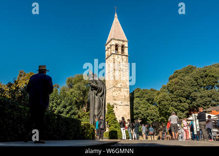 Statue de Grégoire de Nin par Ivan Mestrovic, en face du monastère bénédictin tower ; Split, Croatie Banque D'Images