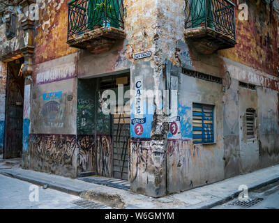 Weathered façade d'immeuble résidentiel avec de la publicité sur le mur, à La Havane, Cuba Banque D'Images