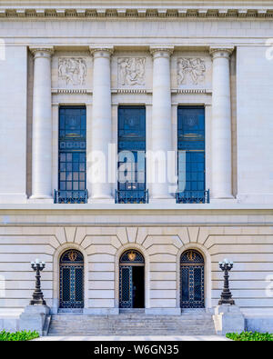 Façade décorative d'un bâtiment avec trois fenêtres et trois portes, La Havane, Cuba Banque D'Images