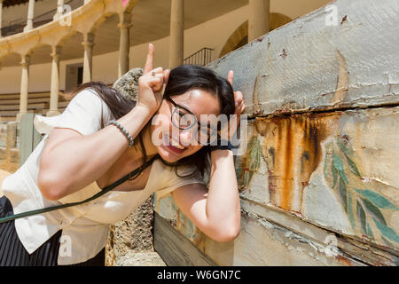 Young Woman pose avec l'image de bull bull fighting à anneau, Plaza de Toros de Ronda, Ronda, Malaga, Andalousie, Espagne Banque D'Images