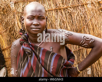 Femme Mursi dans un village dans le Parc National de Mago, vallée de l'Omo, dans le sud de l'ONU des peuples et nationalités, l'Éthiopie Région Banque D'Images