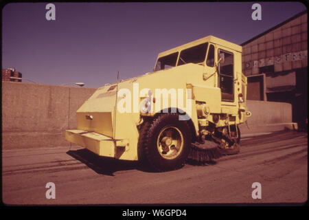 Camion Poubelle AU 91ST STREET STATION DE TRANSFERT MARITIME (MTS). À PARTIR DE LA SMT, les déchets sont transportés par barge VERS LE BAS DE L'EAST RIVER À LA DÉCHARGE DUMP sur Staten Island Banque D'Images