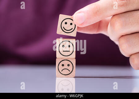 Personne sourire d'Empilage sur Cube cubes en bois Autres Haut de Banque D'Images