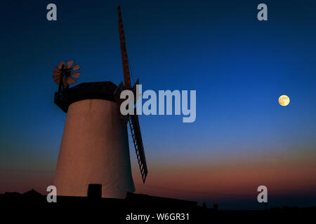 Lever de lune au printemps au monument historique Ballycoeland Windmill près de Millisle, County Down, Irlande du Nord. Banque D'Images