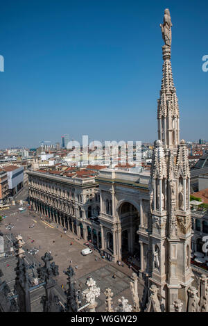 Milan, Italie ; Juillet 2019 : voir la ville de Milan à partir de la terrasse du toit du Duomo au crépuscule - Galerie Vittorio Emanuele Banque D'Images