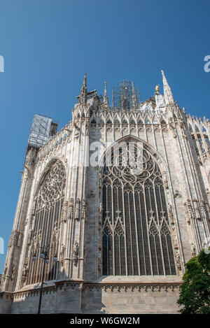 Vue extérieure de l'un des vitraux de la cathédrale gothique, symbole de Milan Banque D'Images