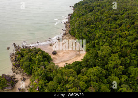 Drone aérien d'une vue sur la plage de sable tropicale déserte entourée de forêt tropicale dense Banque D'Images