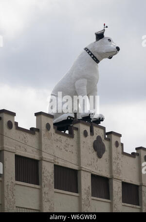 Le chien Nipper RCA sur le dessus du toit d'un entrepôt dans la région de Albany NY Banque D'Images