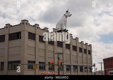 Le chien Nipper RCA sur le dessus du toit d'un entrepôt dans la région de Albany NY Banque D'Images