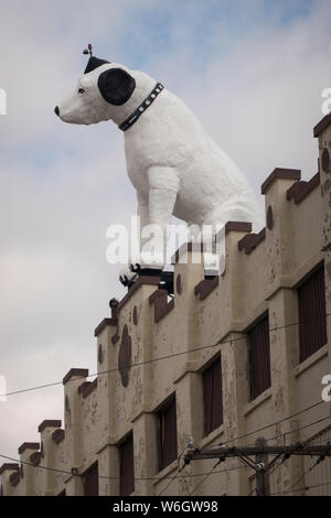 Le chien Nipper RCA sur le dessus du toit d'un entrepôt dans la région de Albany NY Banque D'Images