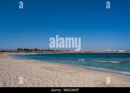 La plage de sable de Marsa Abu Dabab bay en Egypte Banque D'Images