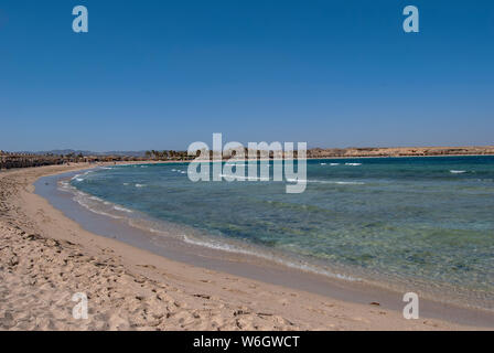 La plage de sable de Marsa Abu Dabab bay en Egypte Banque D'Images