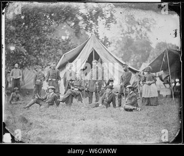 Le général Fitz John Porter et personnel de sept. Hqrs. 5e Corps d'armée, armée du Potomac, Harrison's Landing, James River, Va., Août 1862 : Major Joseph Kirkland, Colenel Locke, le capitaine Mason, le Major Charles McMillen, le Capitaine John F. McQuade, Major Montieth, le Colonel Norton Banque D'Images