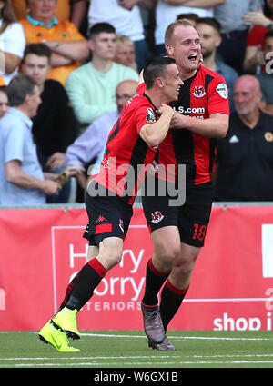 Croisés Paul Heatley (à gauche) célèbre avec la Jordanie Owens (droite) après Wolverhampton Wanderers' Ryan Bennett (pas sur la photo) un objectif propre au cours de l'UEFA Europa League deuxième tour de qualification deuxième jambe à la mer, de Belfast. Banque D'Images