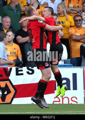 Croisés Paul Heatley (à droite) célèbre avec la Jordanie Owens (à gauche) après Wolverhampton Wanderers' Ryan Bennett (pas sur la photo) un objectif propre au cours de l'UEFA Europa League deuxième tour de qualification deuxième jambe à la mer, de Belfast. Banque D'Images