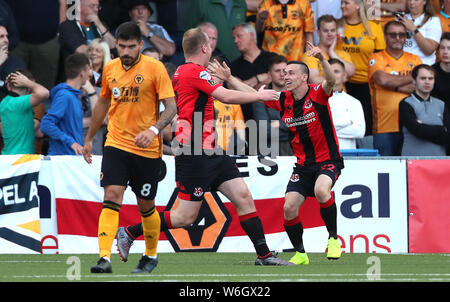 Croisés Paul Heatley (à droite) célèbre avec la Jordanie Owens (à gauche) après Wolverhampton Wanderers' Ryan Bennett (pas sur la photo) un objectif propre au cours de l'UEFA Europa League deuxième tour de qualification deuxième jambe à la mer, de Belfast. Banque D'Images