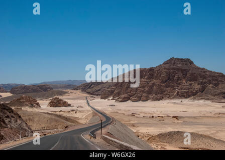 Le paysage aride du désert du Sinaï en Egypte Banque D'Images