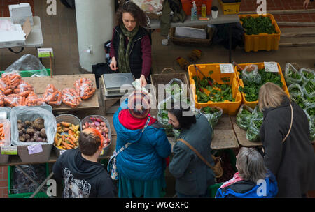 Farmers Market dans l'Atrium Mall dans le centre-ville de Troy NY Banque D'Images