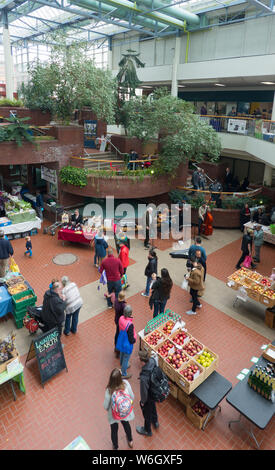 Farmers Market dans l'Atrium Mall dans le centre-ville de Troy NY Banque D'Images