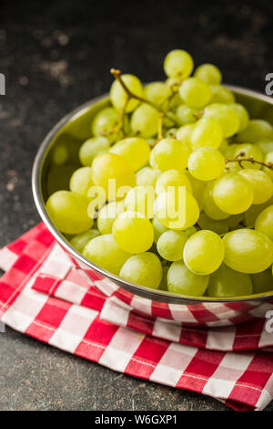 Raisins verts savoureux. Raisin blanc dans un bol. Banque D'Images