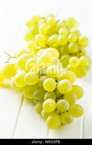 Raisins verts savoureux. Raisin de table blanc sur blanc. Banque D'Images