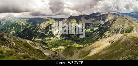 Pic Musala à montagne de Rila, Bulgarie. Au point de vue 2 sur 7 lacs de la région créé par la fonte des neiges. Stiched 8 photos verticales combinées de pano ! Banque D'Images