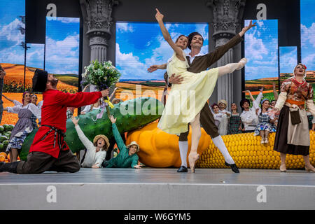 Moscou, Russie. 1er août, 2019 Artistes du théâtre Bolchoï de Moscou et le théâtre musical universitaire dans la scène de la mini-ballet du compositeur russe Dmitri Chostakovitch 'Le flux lumineux", en s'appuyant sur le livret de F. C. Lopukhov et A. I. Piotrovski. Le ballet est présenté aux visiteurs de l'exposition au VDNKh la place de l'industrie dans le cadre du programme de célébration du 80e anniversaire de l'VDNKh Banque D'Images