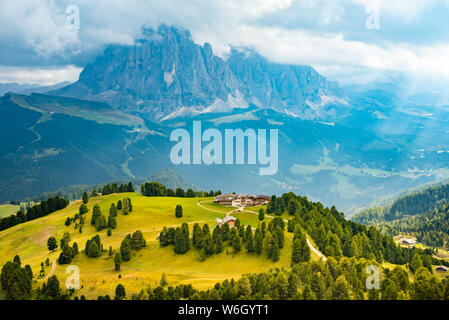 Paysage d'été du mont Langkofel ou Sassolungo, région touristique des Dolomites, Italie Banque D'Images