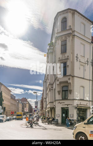 BERLIN, ALLEMAGNE - 26 septembre 2018 : Angle rue avec un van, de bâtiments et d'un trottoir avec des gens assis dans les tables d'un restaurant dans le centre Banque D'Images