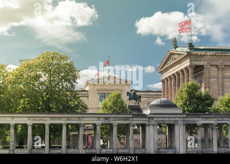 BERLIN, ALLEMAGNE - 26 septembre 2018 : Aperçu de l'île aux musées, le Neues Museum et de l'Alte Galerie nationale avec la statue équestre de Banque D'Images