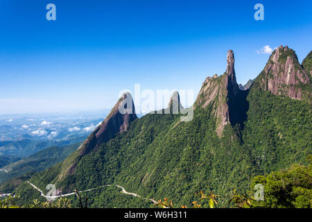 Magnifique paysage de montagnes avec le doigt posé Dieu mis en évidence Banque D'Images