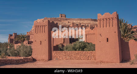 Ouarzazate, Maroc, Afrique - 15 janvier 2014 : Détail d'une partie du mur qui entourait la ville historique de Ouarzazate dans le cadre d'un cloudles et bleu Banque D'Images