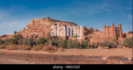 Ouarzazate, Maroc, Afrique - janvier 15, 2014 : Avis de champs de ferme en face de la ville de Ait Benhaddou, sous un ciel bleu avec des nuages en th Banque D'Images