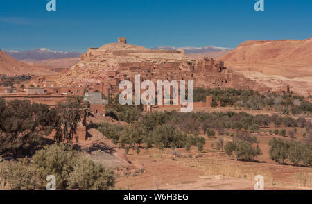 Ouarzazate, Maroc, Afrique - 15 janvier 2014 : vue panoramique sur la kasbah de Ait Benhaddou, ville historique de l'Unesco au milieu du Sahara des Banque D'Images