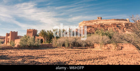 Ouarzazate, Maroc, Afrique - janvier 15, 2014 : Avis de champs de ferme en face de la ville de Ait Benhaddou, sous un ciel bleu avec des nuages en th Banque D'Images