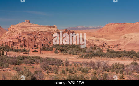 Ouarzazate, Maroc, Afrique - 15 janvier 2014 : vue panoramique sur la kasbah de Ait Benhaddou, close-up de la ville avec les montagnes de l'Atlas enneigé a sonné Banque D'Images