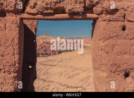 Ouarzazate, Maroc, Afrique - 15 janvier 2014 : une ancienne porte d'adobe de la ville historique de Ait Ben Haddou, au milieu du Sahara de Banque D'Images